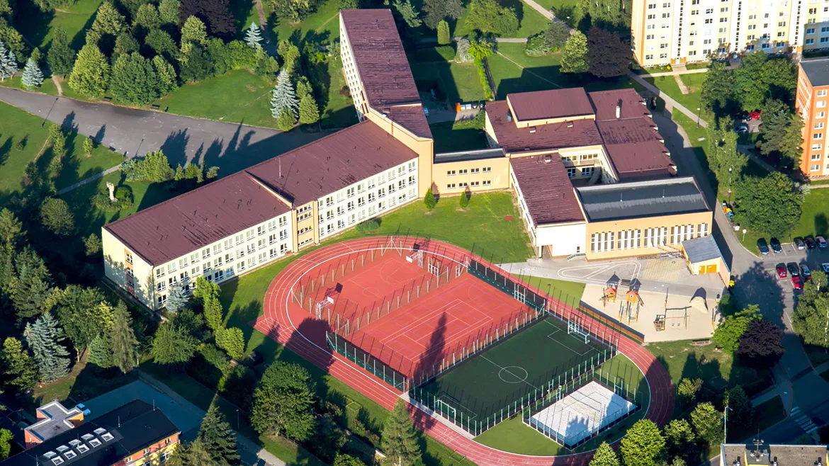 6. základní škola Šumperk z ptačí perspektivy — budova školy, sportovní areál a okolí.