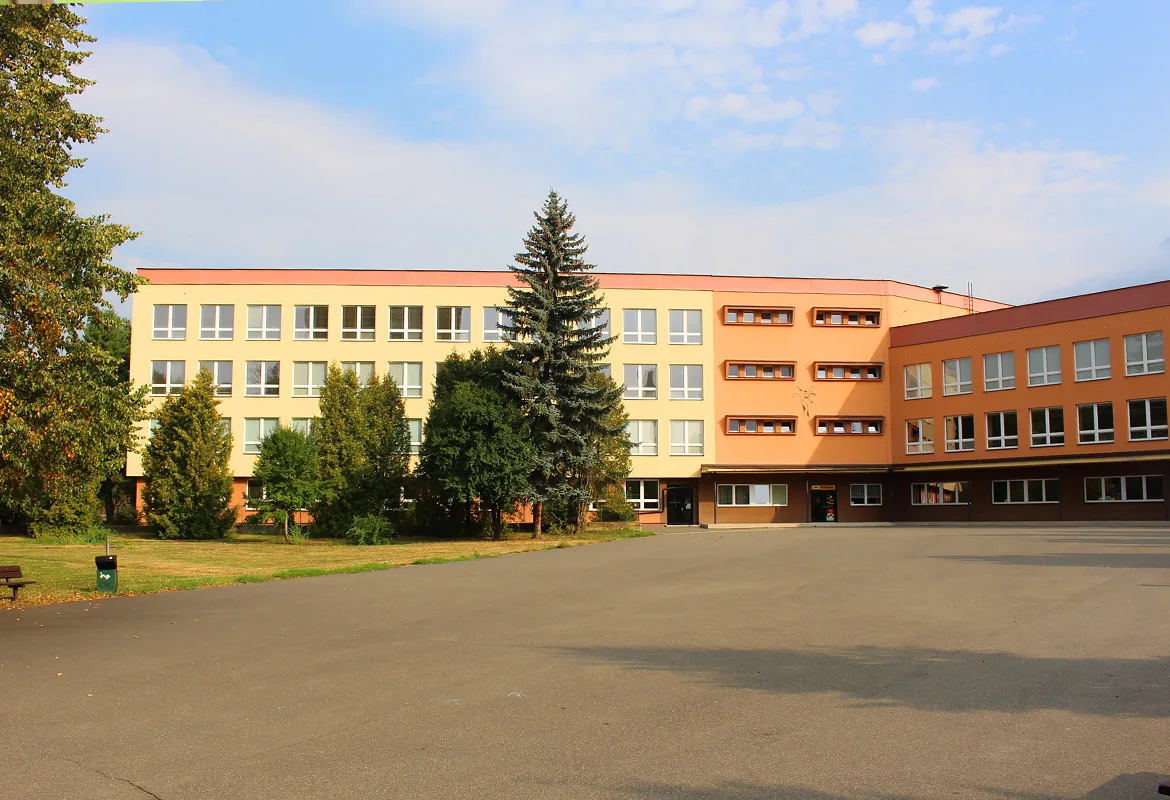 Přední vchod 6. základní školy Šumperk na Šumavské 21.